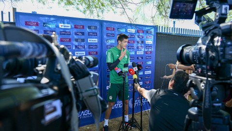 César Montes, durante el entrenamiento de la selección nacional de México en las instalaciones de Kellogg Sport Park Vegas.