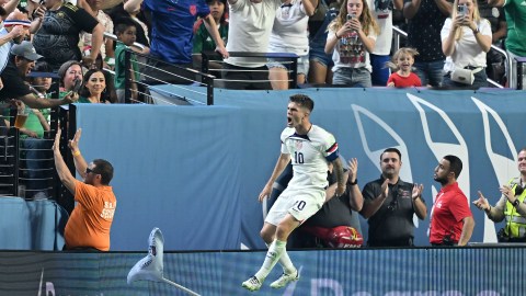 Christian Pulisic celebra uno de sus dos goles ante México en la semifinal de la Liga de Naciones de Concacaf.