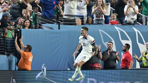 Christian Pulisic celebra uno de sus dos goles ante México en la semifinal de la Liga de Naciones de Concacaf.