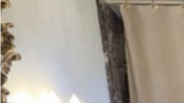 Cajas de documentos apiladas en un baño en Mar-a-Lago.