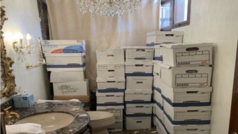 Cajas de documentos apiladas en un baño en Mar-a-Lago.