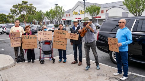 Activistas piden a los estadounidenses no apoyar productos o estados que apoyen leyes antiinmigrantes.