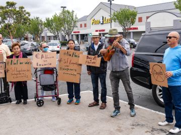 Activistas piden a los estadounidenses no apoyar productos o estados que apoyen leyes antiinmigrantes.