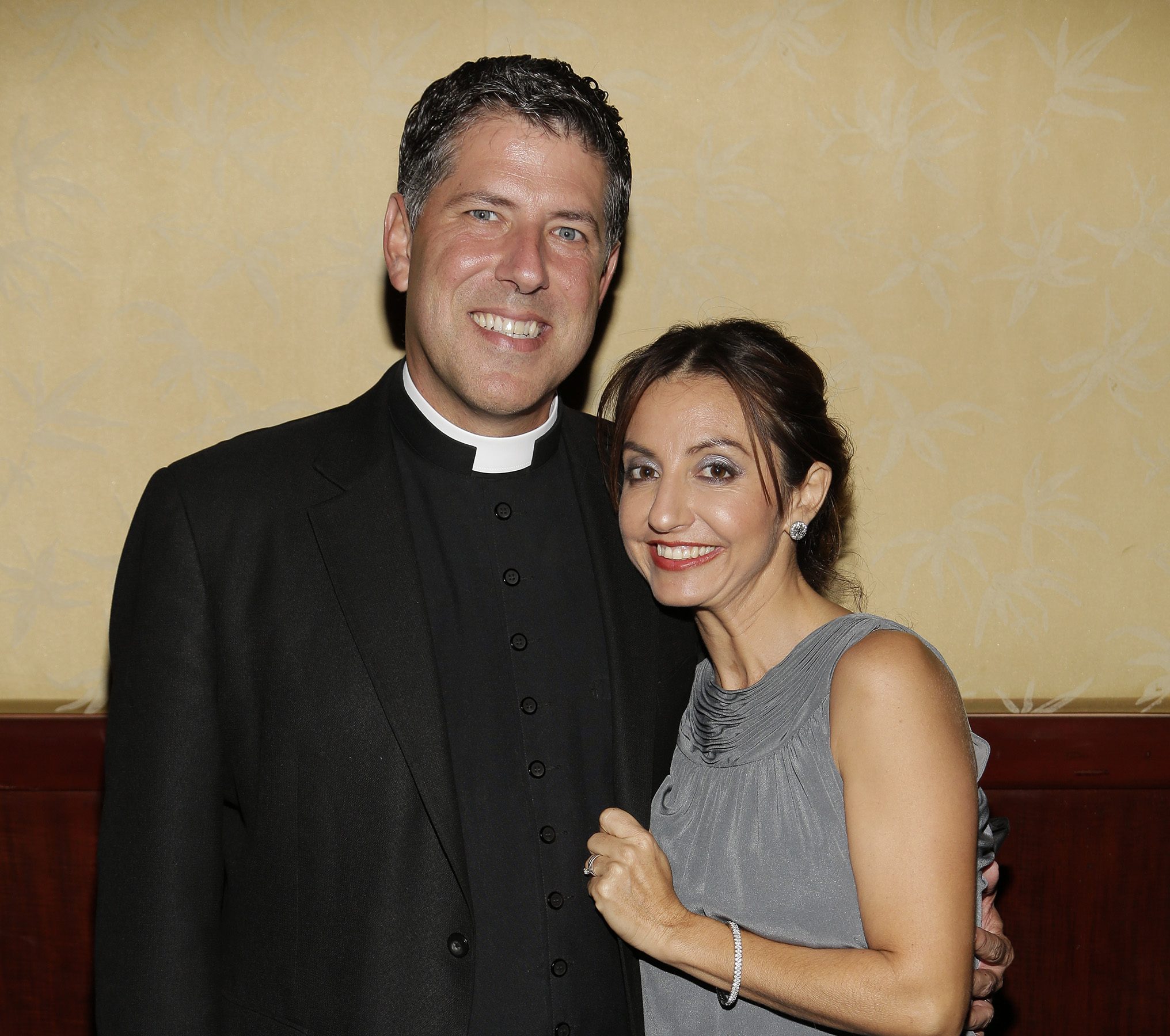 Padre Alberto Se Defiende Por Fotos Besando A Su Esposa: “Soy Sacerdote ...