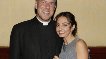 El Padre Alberto Cutié y su esposa Ruhama Buni Canellis en un evento en Miami.