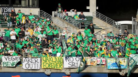 Fanáticos de los Atléticos de Oakland protestan ante el cambio de ciudad de su franquicia anunciado para la próxima temporada.