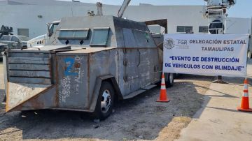 Autoridades en México destruyen vehículos blindados llamados “monstruos” utilizados por el crimen organizado