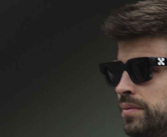 Gerard Piqué y Clara Chía Martin llegando a un juzgado en Barcelona, España.