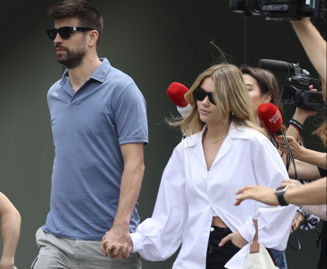 Gerard Piqué y Clara Chía Martin llegando a un juzgado en Barcelona, España.