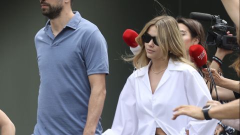 Gerard Piqué y Clara Chía Martin llegando a un juzgado en Barcelona, España.