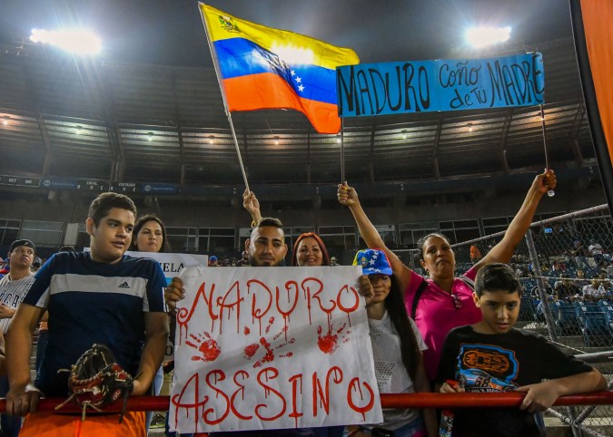 Protestas contra Nicolás Maduro en la Serie del Caribe de 2019 en Panamá. Foto: LUIS ACOSTA/AFP vía Getty Images.