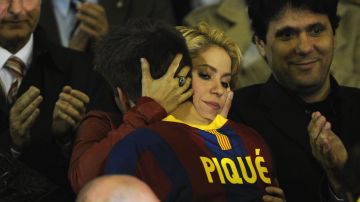 Shakira consolando a Piqué tras perder con el FC Barcelona una final de Copa del Rey ante Real Madrid en 2011. Foto: David Ramos/Getty Images.