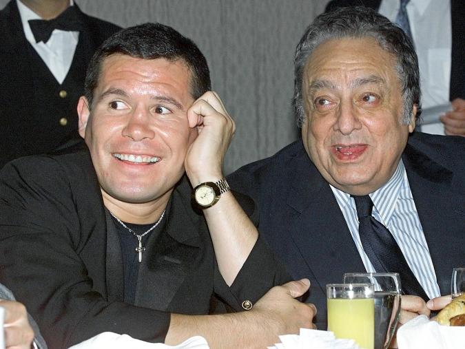 Julio César Chávez y José Sulaimán en una rueda de prensa en el año 2000. Foto: OMAR TORRES/AFP via Getty Images.
