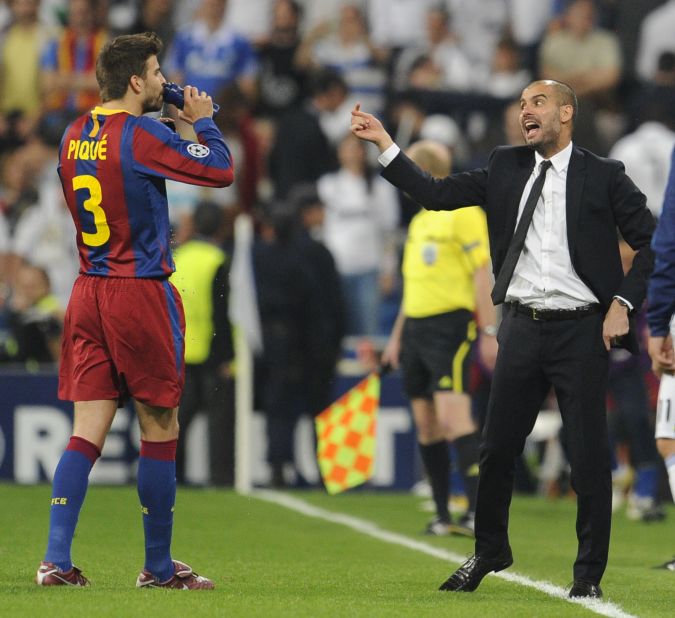 Pep Guardiola discutiendo con Gerard Piqué durante un partido. Foto: JAVIER SORIANO/AFP via Getty Images.