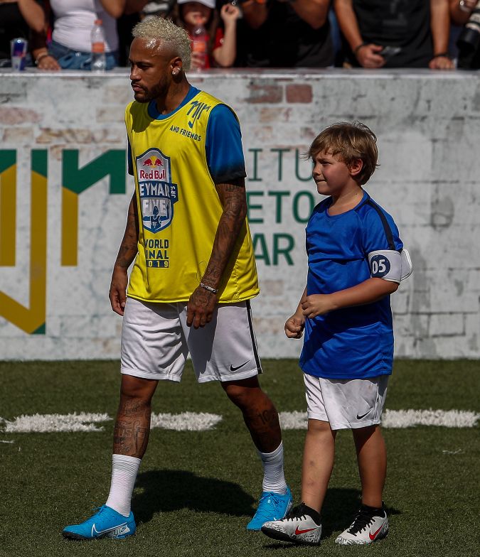 Neymar, junto con su hijo Davi Lucca, juega en un torneo de fútbol sala en 2019. Foto: MIGUEL SCHINCARIOL/AFP via Getty Images.