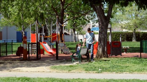 Rocían con ácido toboganes de un parque infantil en Massachusetts