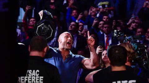 Dwayne Johnson 'The Rock' durante una pelea de UFC.