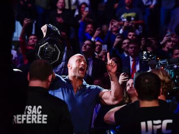 Dwayne Johnson 'The Rock' durante una pelea de UFC.