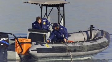 Barco turístico vuelca en cueva a lo largo del Canal Erie y muere persona al quedar atrapada debajo del bote