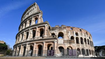 VIDEO: Graban a turista tallando nombre de su prometida en el Coliseo romano