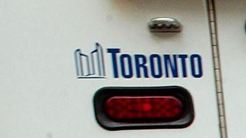 Choque de autobús con camión en Canadá deja 15 personas y decenas de heridos