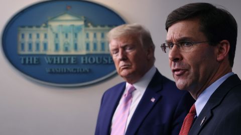 El expresidente Trump y el exsecretario de Defensa, Mark Esper.