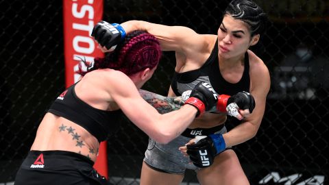 Rachael Ostovich (der.) en un combate de UFC.