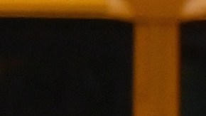 Captan milagroso movimiento de oficial de escuela que salva a niña de quedar atrapado entre dos autos