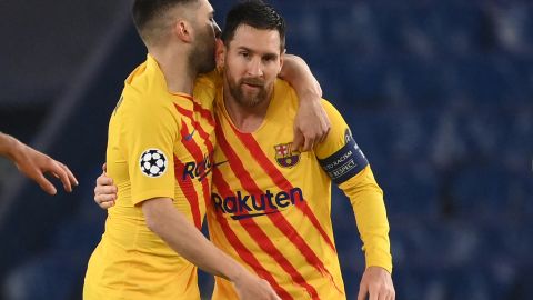 Lionel Messi y Jordi Alba con la playera del FC Barcelona.