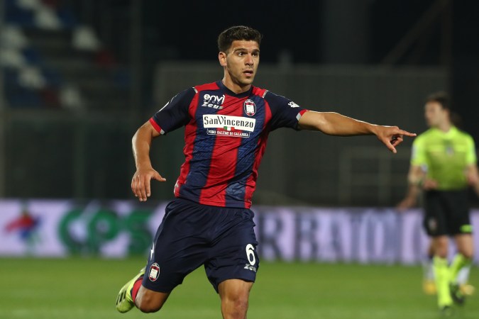 Magallán jugando para el Crotone de Italia. Maurizio Lagana - Getty Images.