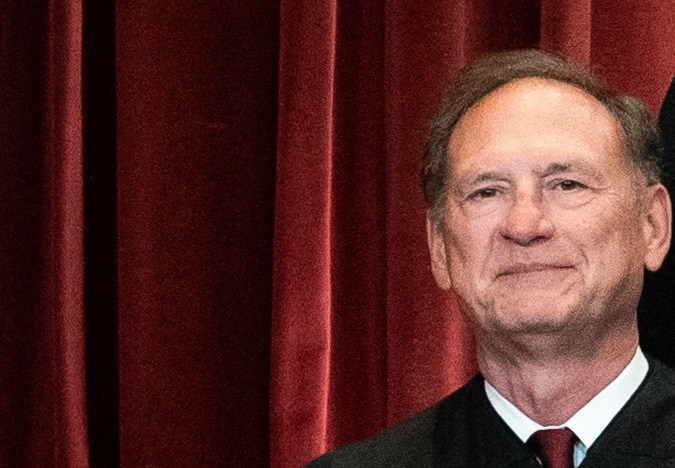 A pesar de los informes en su contra, Clarence Thomas sigue en la Corte Suprema