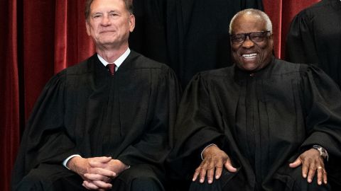 A pesar de los informes en su contra, Clarence Thomas sigue en la Corte Suprema