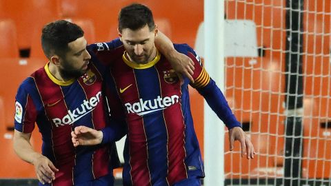 Jordi Alba (i) y Lionel Messi (d) durante su etapa en el FC Barcelona.