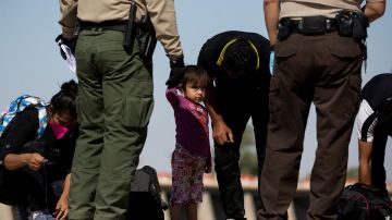 El gobierno de EE.UU. trata de reunir con sus familias a los niños inmigrantes que se entregan en la frontera.
