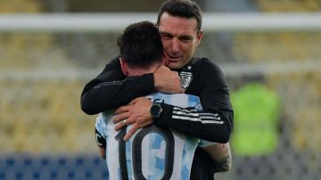 Lionel Scaloni abrazando a Lionel Messi en la Copa América 2021.