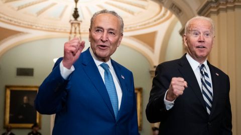 El líder de la mayoría del Senado Chuck Schumer y el presidente Joe Biden.
