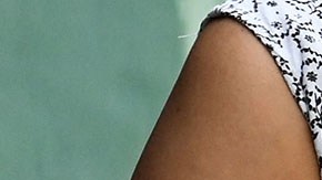 Mujer caminando con celular en mano