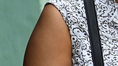 Mujer caminando con celular en mano