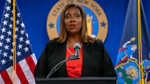 La fiscal general de NY, Letitia James, anunció la caída de una gran red de casi 50 narcotraficantes.