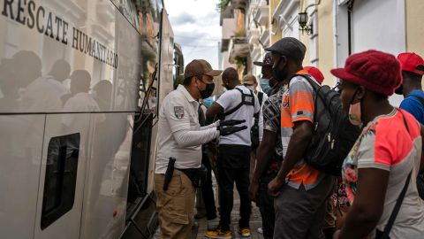 Detienen en noroeste de México a choferes que entregaban a migrantes a crimen organizado