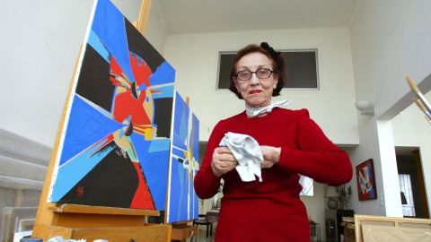 La peintre française Françoise Gilot, pose le 06 avril 2004 dans son atelier à Paris. Françoise Gilot, qui fut la compagne de Pablo Picasso de 1943 à 1954 raconte leur relation dans un livre d'entretiens "Dans l'arène de Picasso", sorti le 22 mars 2004. French painter Francoise Gilot poses 06 April 2004 in her atelier in Paris. Gilot who was Pablo Picasso's partner between 1943 and 1954 tells abut their relationship in a book of interviews "In Picasso's arena", published 22 March 2004. AFP PHOTO JEAN-PIERRE MULLER (Photo by JEAN-PIERRE MULLER / AFP) (Photo by JEAN-PIERRE MULLER/AFP via Getty Images)