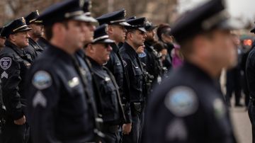 Despiden a un oficial de Colorado por golpear a una mujer esposada que le escupió