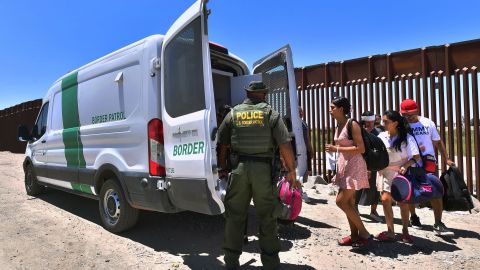 Condenan a mexicano que se declaró culpable de transportar a miles de indocumentados en Arizona