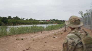 Un soldado de la Guardia Nacional vigila el Río Grande para impedir que inmigrantes lo crucen en Eagle Pass, Texas.