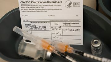Farmacéutico de Chicago es condenado por robar y vender tarjetas de vacunación COVID-19