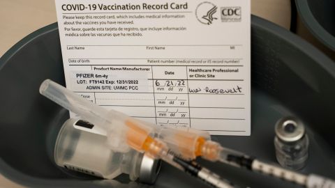 Farmacéutico de Chicago es condenado por robar y vender tarjetas de vacunación COVID-19