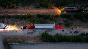 Detiene a cuatro mexicanos por las muertes de 53 migrantes en un camión en Texas