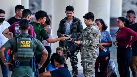 Migrantes en Texas rechazaron viajar en vuelos promovidos por Florida tras temor de que fueran de narcotraficantes