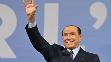 Forza Italia leader Silvio Berlusconi gestures as he speaks on stage on September 22, 2022 during a joint rally of Italy's right-wing parties Brothers of Italy (Fratelli d'Italia, FdI), the League (Lega) and Forza Italia at Piazza del Popolo in Rome, ahead of the September 25 general election. (Photo by Alberto PIZZOLI / AFP) (Photo by ALBERTO PIZZOLI/AFP via Getty Images)