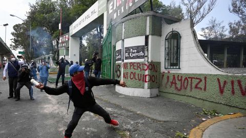 Fiscalía en México revive órdenes de arresto contra 16 militares involucrados en caso Ayotzinapa